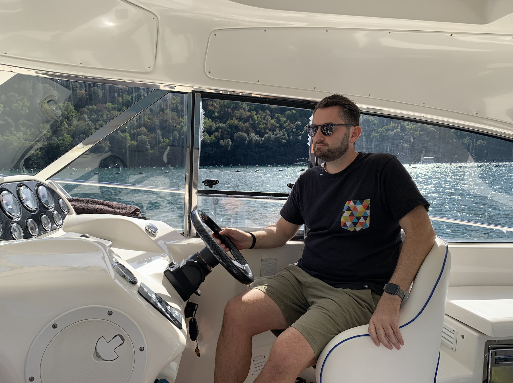 Der Gründer von Boatily am Steuer seines Bootes